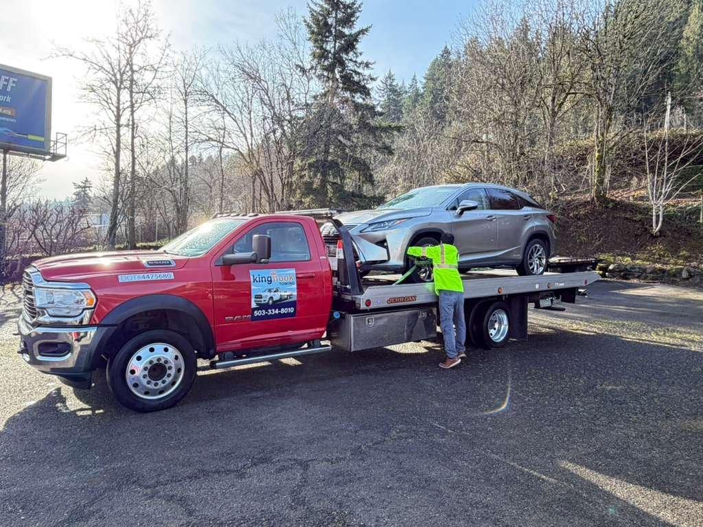 Fast emergency towing services Portland - King Hook tow truck responding to a roadside breakdown